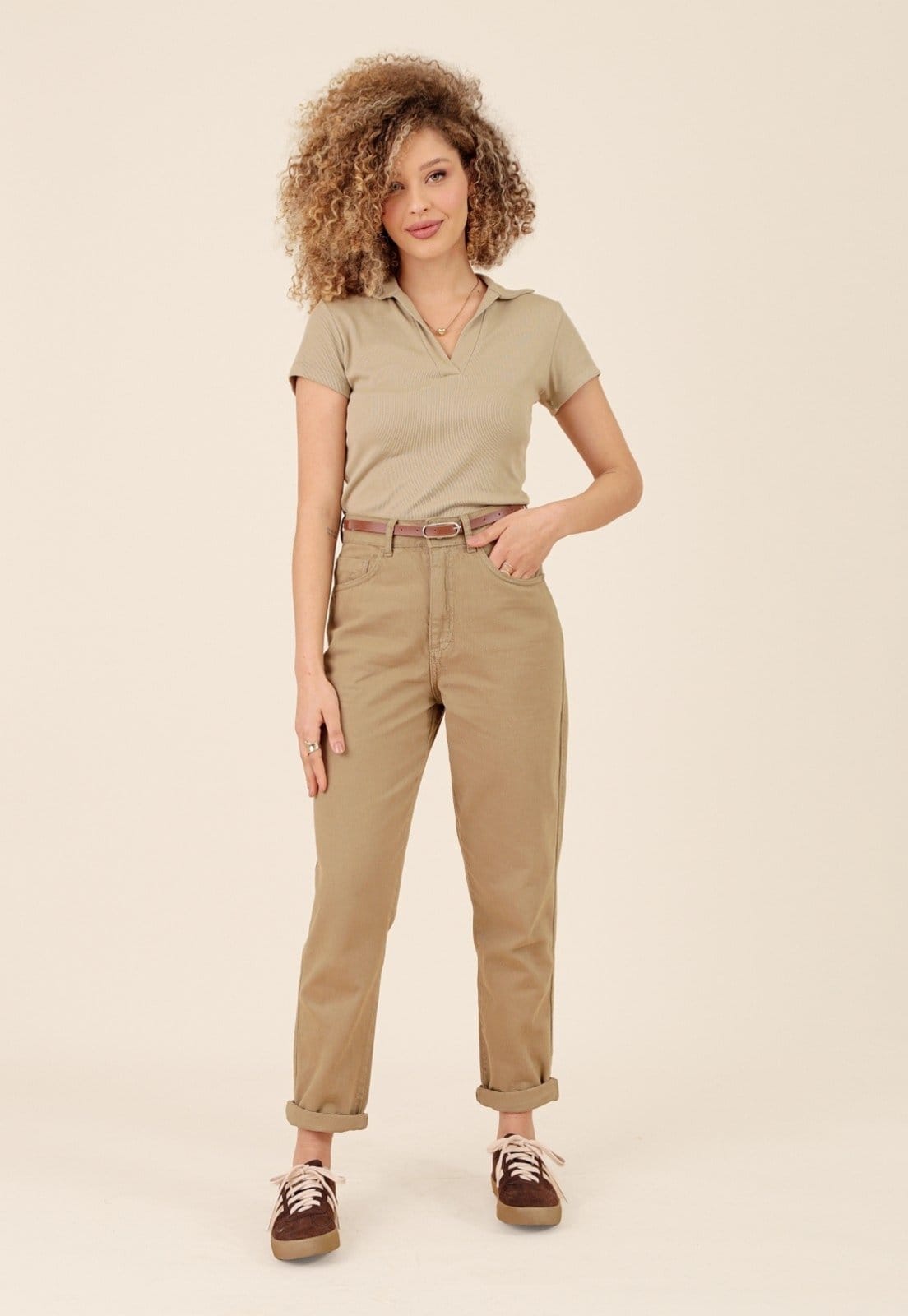 Calça Mom Pop Me Em Sarja Com Cinto Claro