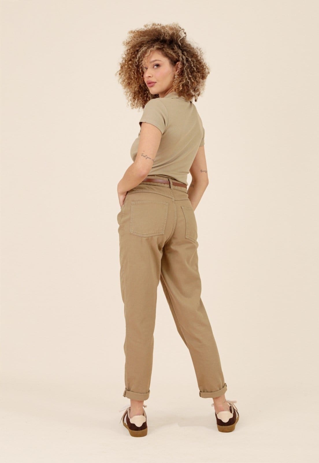 Vista 2 Calça Mom Pop Me Em Sarja Com Cinto Claro Pop Me verde