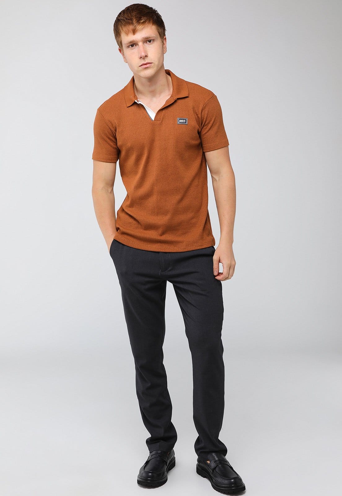 Vista 2 Polo Masculina Colcci Textura Canelada Caramelo Colcci marrom