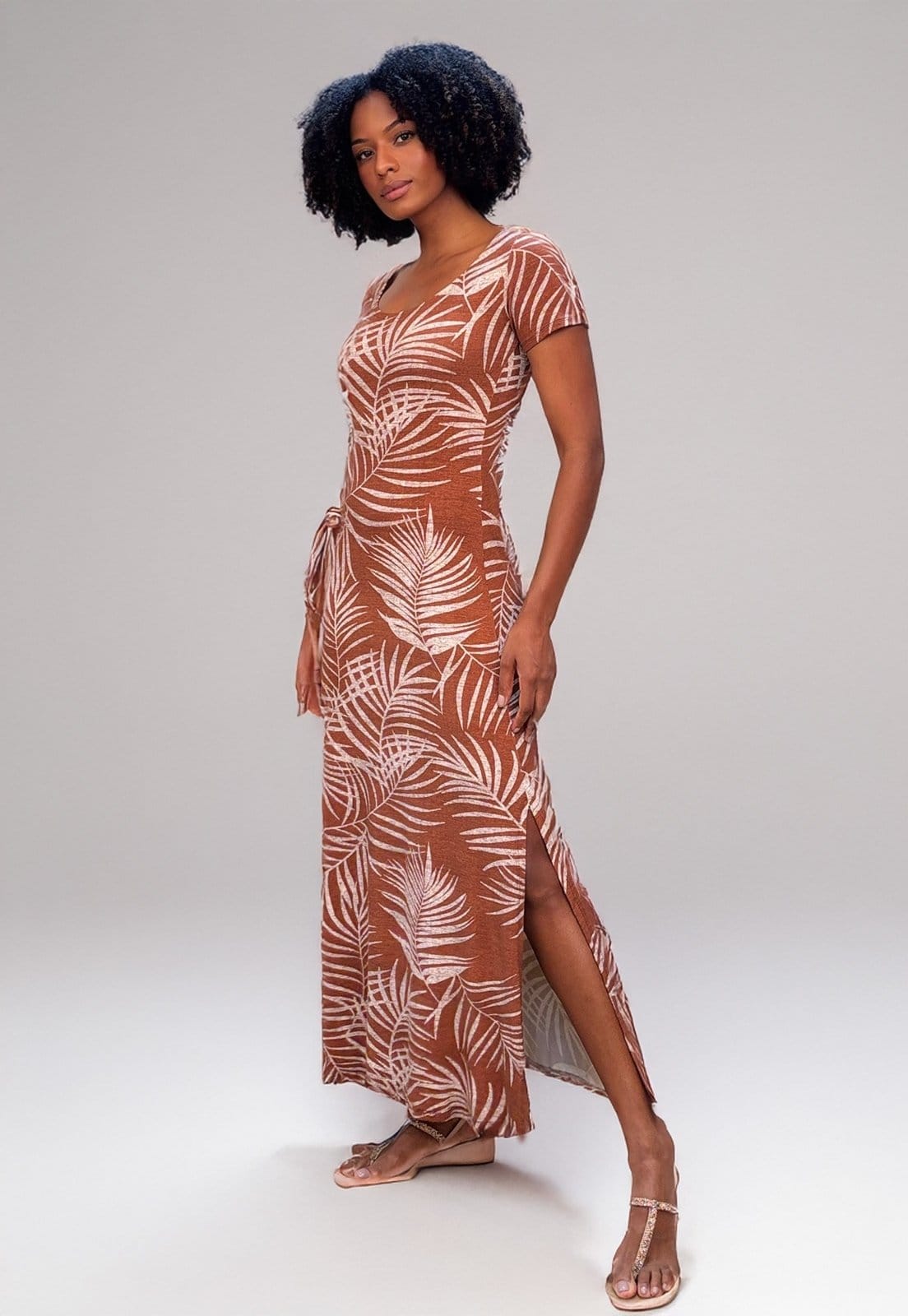 Vista principal Vestido Longo Malha Gola Canoa Manga Curta Estampa Palmas Terra Cabanafree marrom