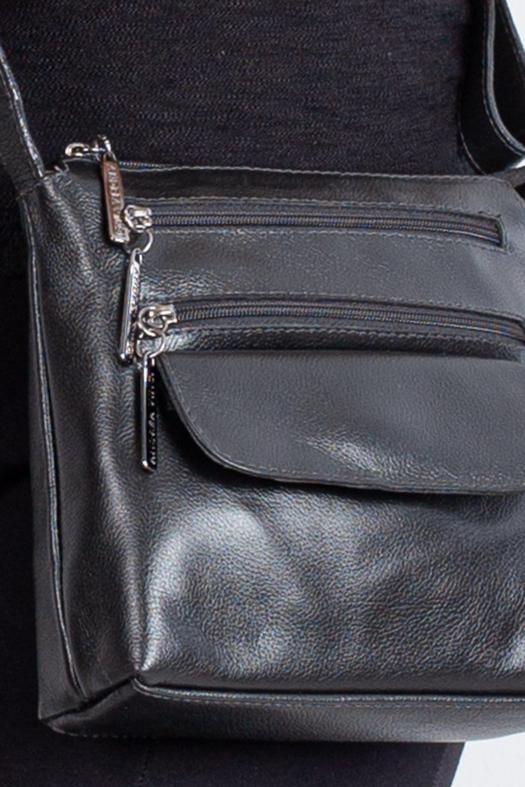 Vista 2 Bolsa transversal de couro liso metais grafite Maura Andrea Vinci preto