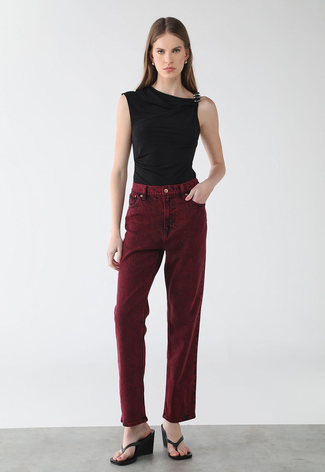 Vista 2 Calça Feminina GAP Reta Vermelha GAP vermelho