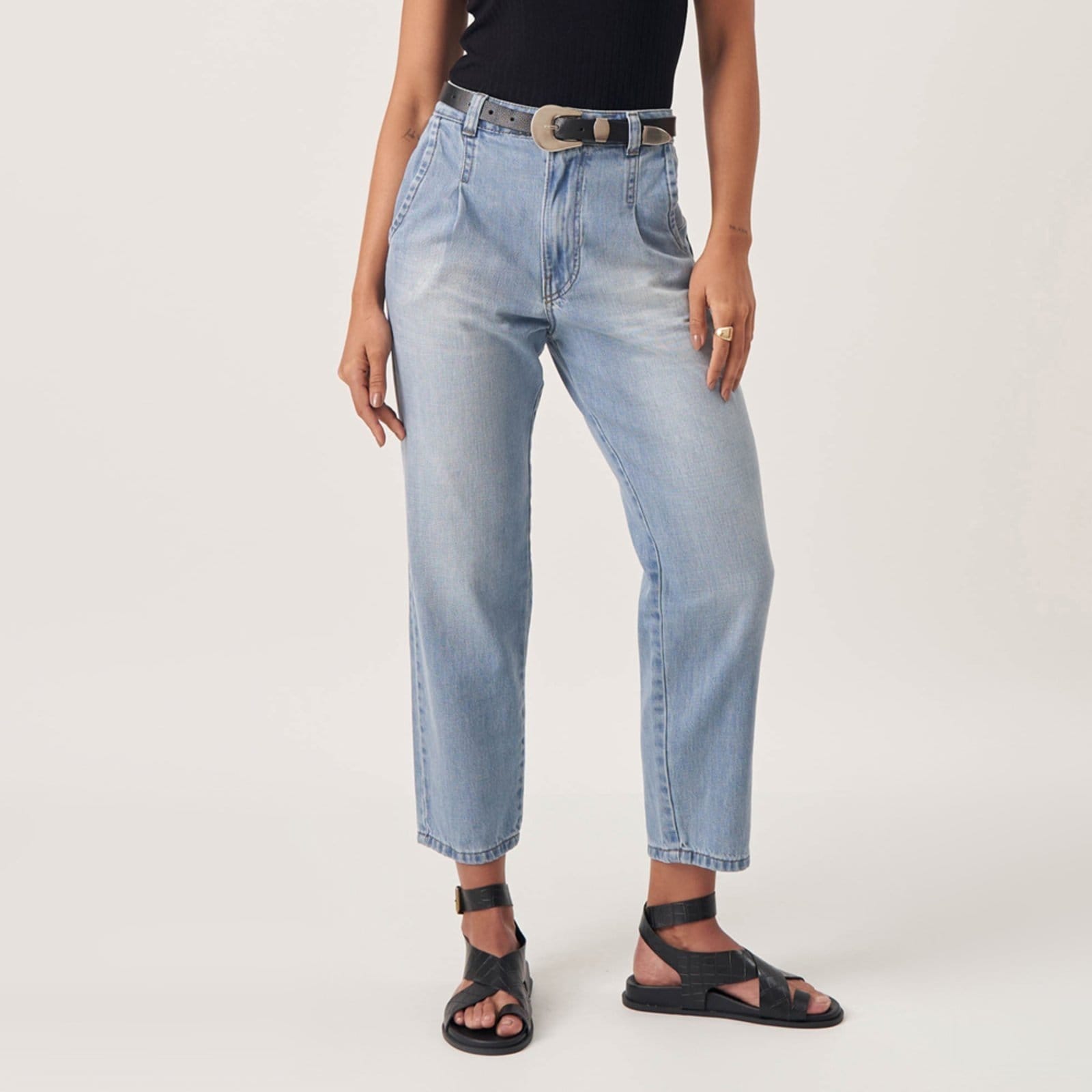 Vista principal Calça Jeans Mom Cintura Alta e Pregas Claro Bloom azul