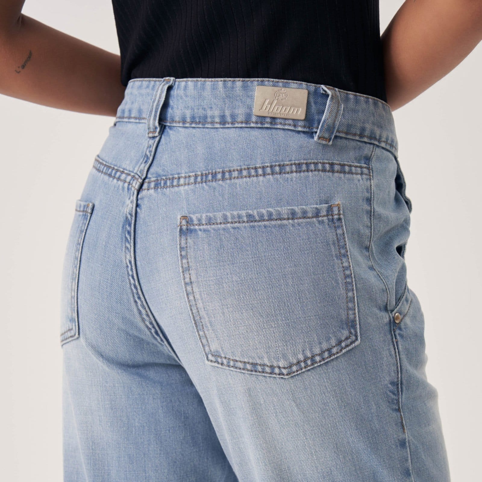 Vista 2 Calça Jeans Mom Cintura Alta e Pregas Claro Bloom azul