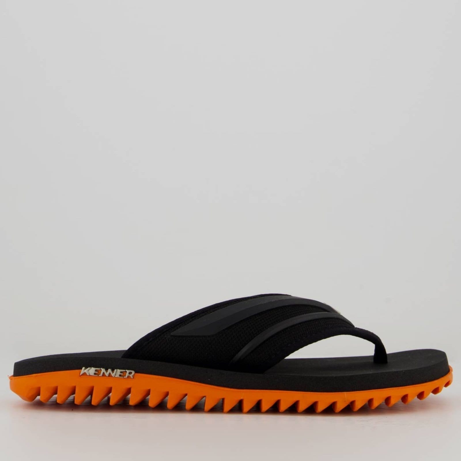 Vista 2 Chinelo Kenner Kivah New Force e Laranja Kenner preto
