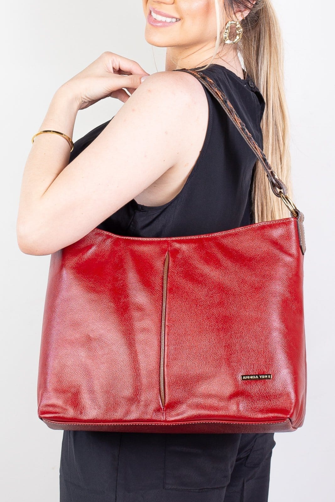 Vista 2 Bolsa de ombro em couro liso Flávia Whisky Andrea Vinci vermelho