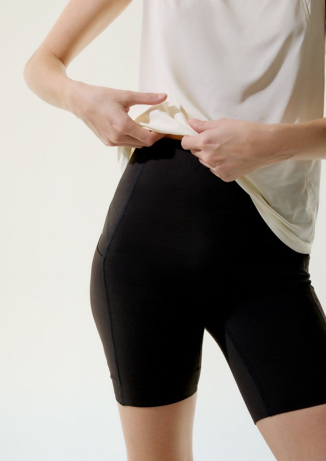 Vista 2 Bermuda Esportiva Feminina Biker Alongada Hering HERING SPORTS preto