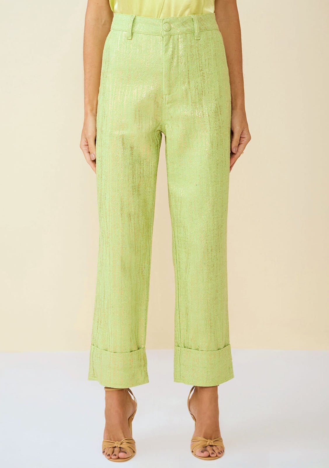 Vista principal Calça Maria Valentina Reta Cós Alto Detalhe Barra Maria Valentina verde