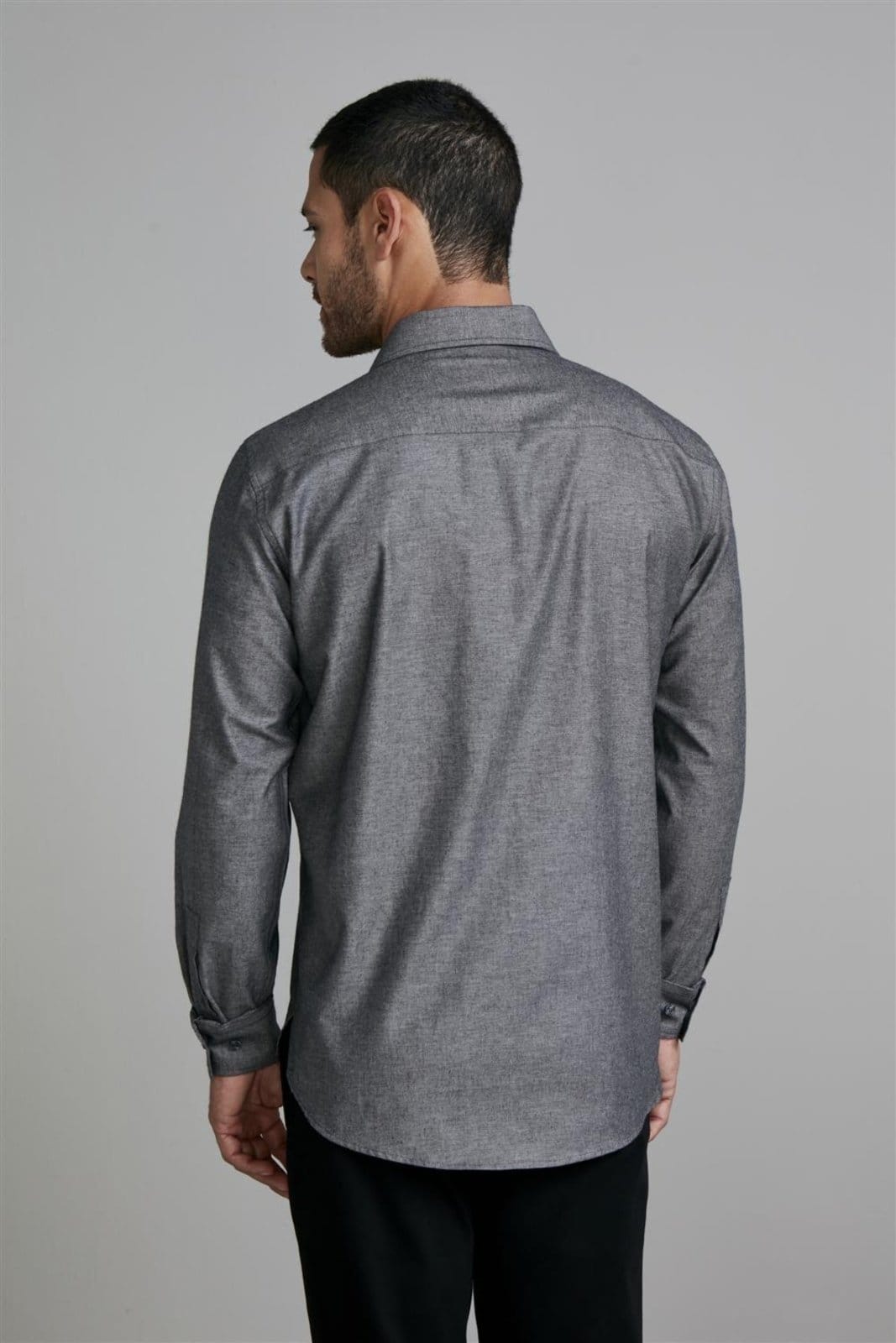 Vista 2 HIGHSTIL Camisa com Bolso Lisa Comfort Chumbo HIGHSTIL cinza