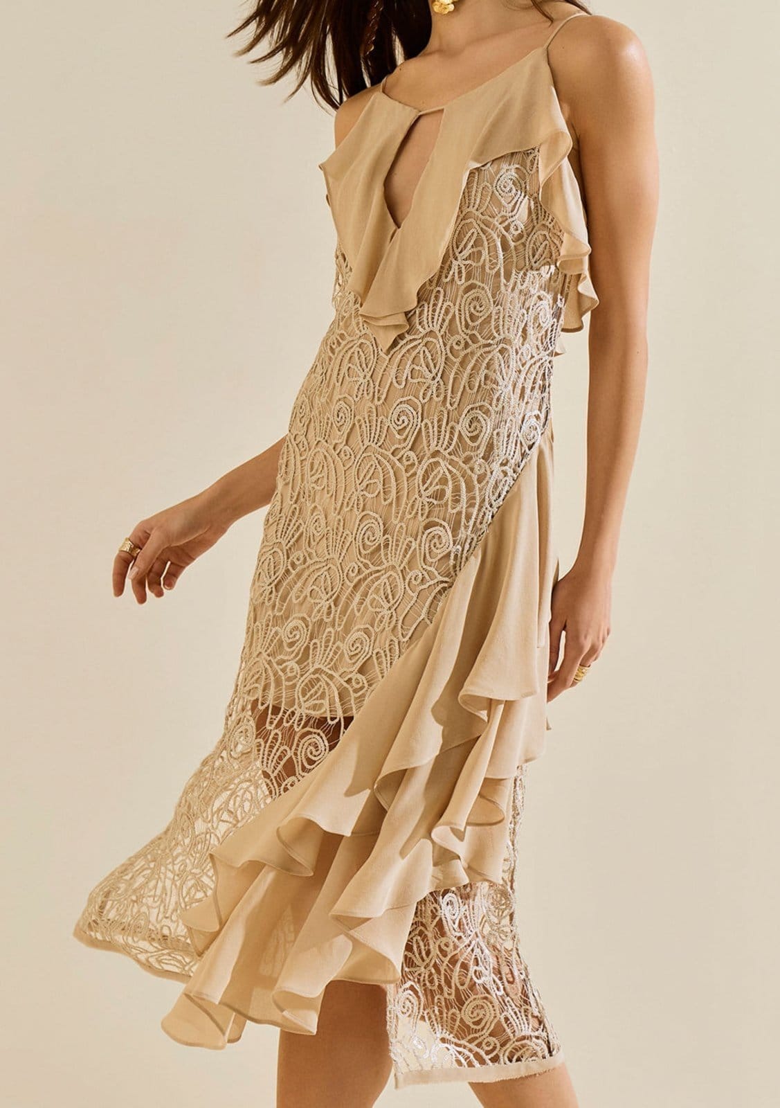 Vista 2 Vestido Morena Rosa Solto Decote V Com Alça Midi Bege Morena Rosa bege rosa