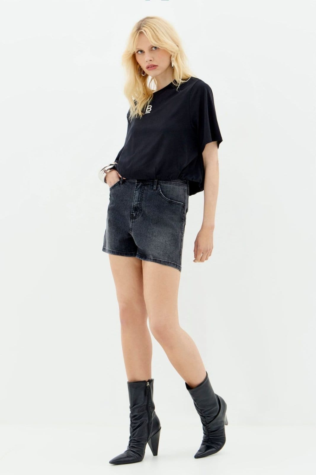 Vista principal Short Classic Dark Feminino Inblanche jeans