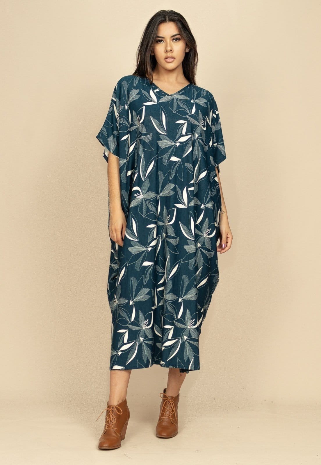 Vista 2 Vestido Kaftan Malha Saruel Estampa Hibisco Blue Cabanafree azul blue