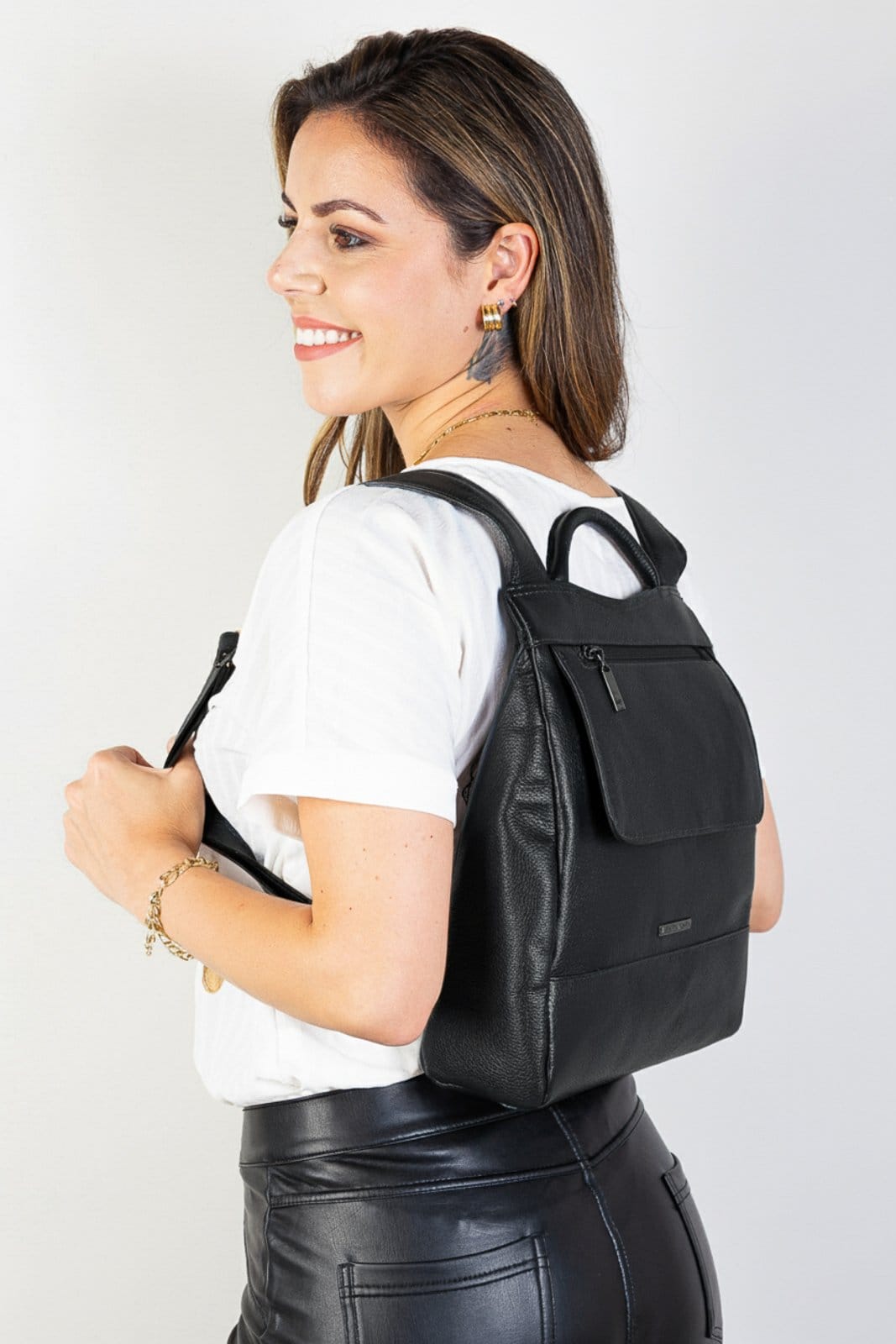 Vista 2 Mochila Pequena Antifurto De Couro Susan Grafite Andrea Vinci preto