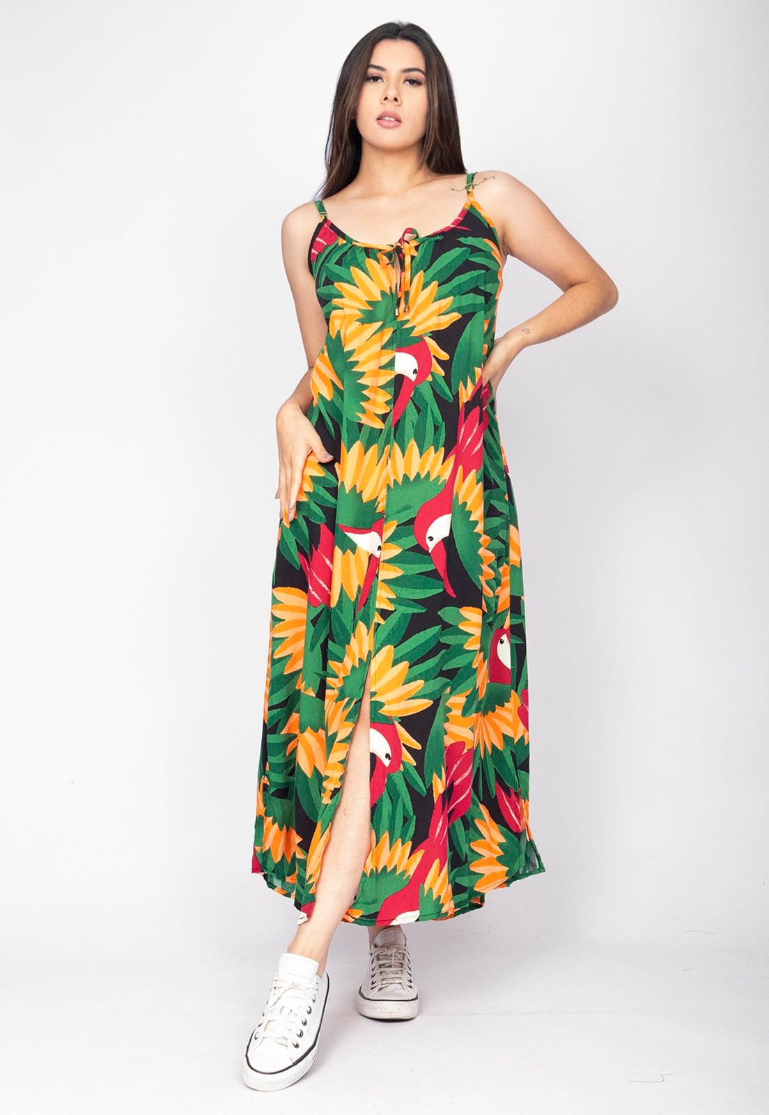 Vista 2 Vestido Longo Cabanafree Caçuá Viscose Alça Fina Estampa Festa dos Tucanos Cabanafree estampado/preto/vermelho