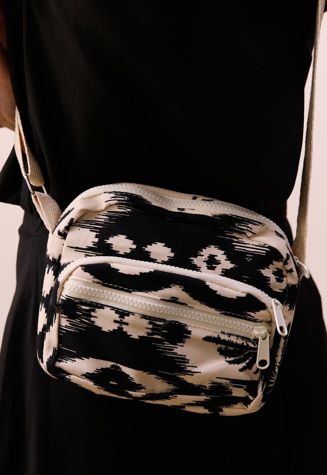 Vista 2 Bolsa Chega Mais Estampada CaCay preto