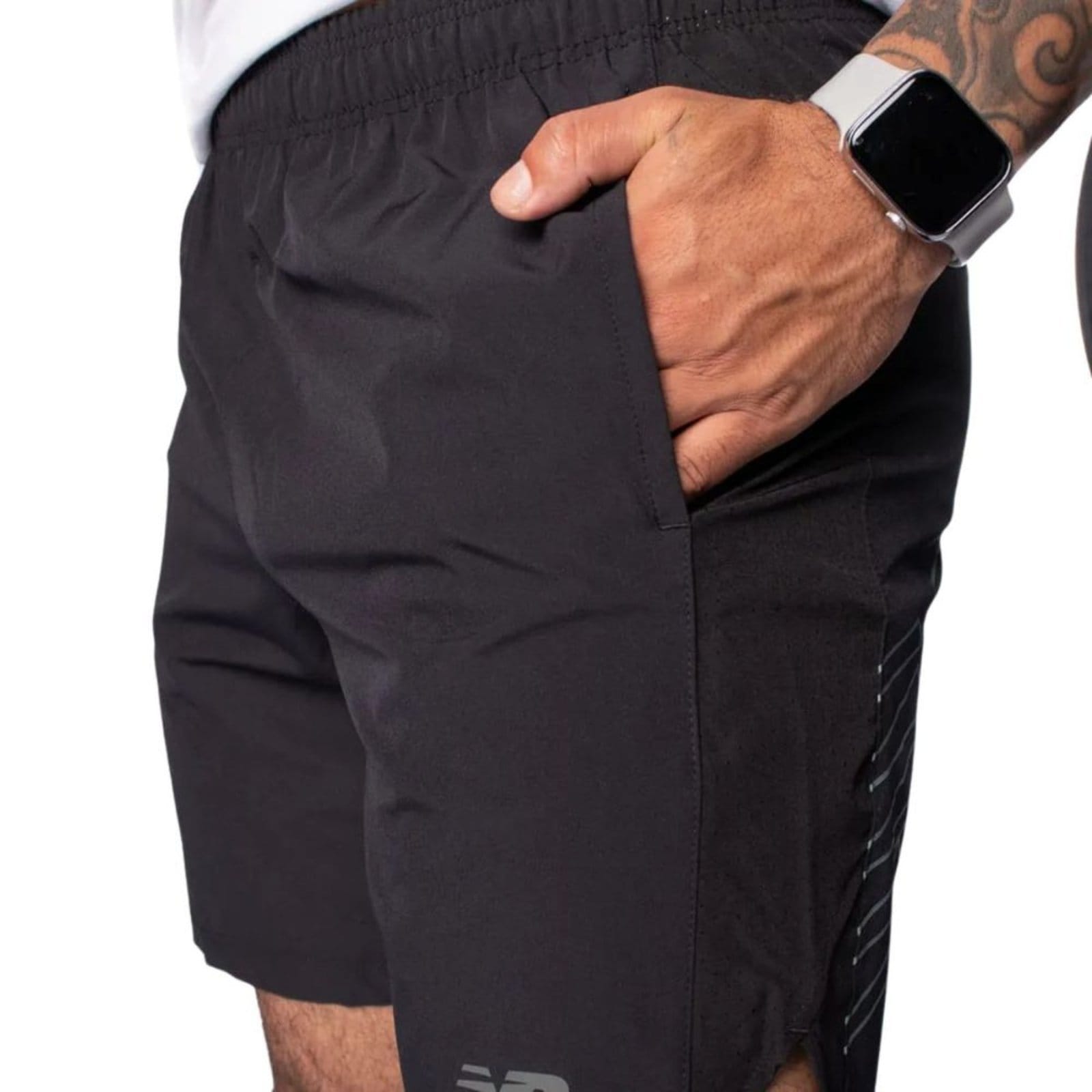 Vista 2 Bermuda Masculina Curta New Balance Tenacity Logo 7 Preta New Balance preto