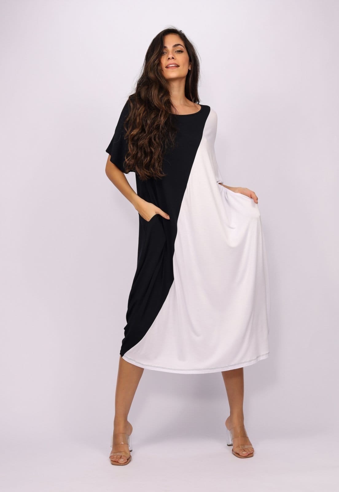 Vista principal Vestido Midi Amazonia Vital Malha Amplo Bicolor e Amazonia Vital branco/preto