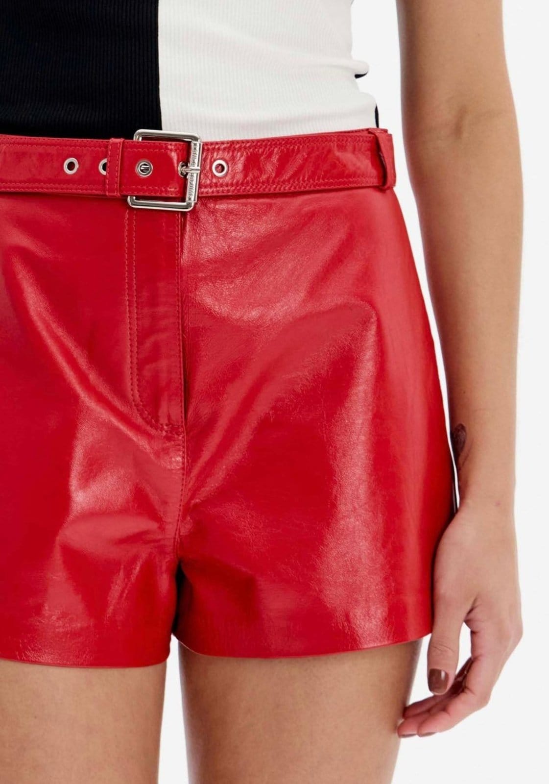 Vista 2 Short De Couro Hot Pants Cintura Média Lança Perfume vermelho