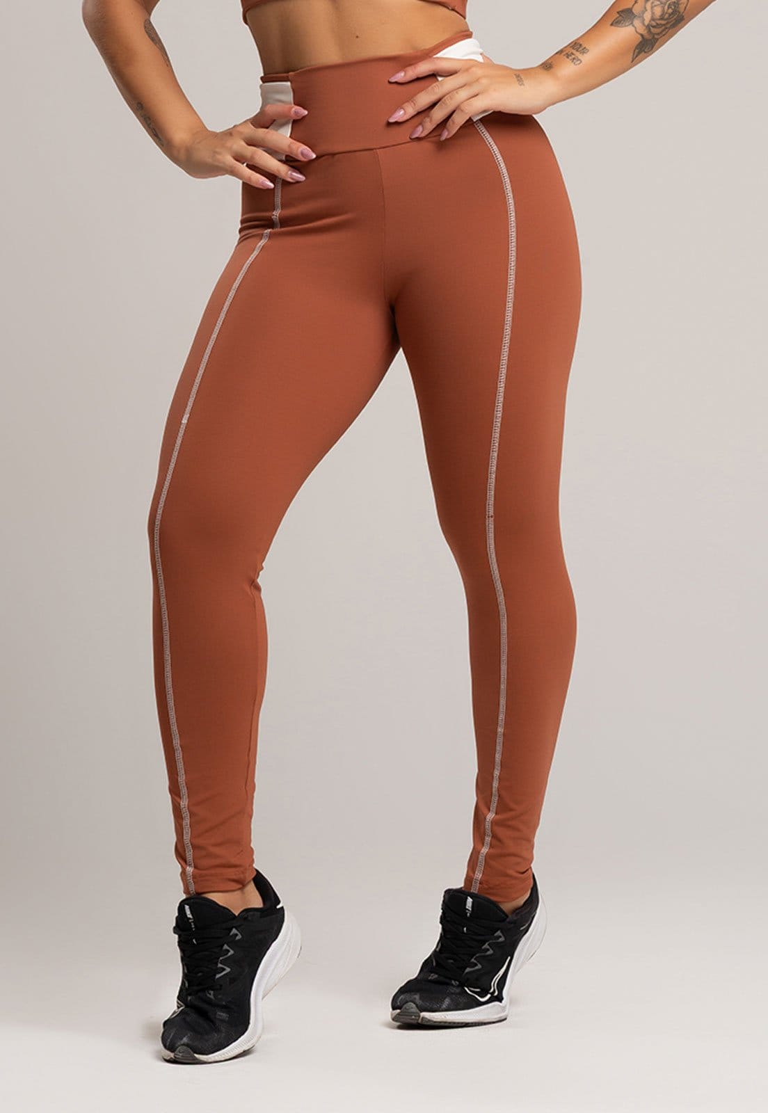 Vista 2 Calça Legging MVB Modas Cós Off White Cintura Alta Feminina Poliamida Mousse Mvb Modas marrom white