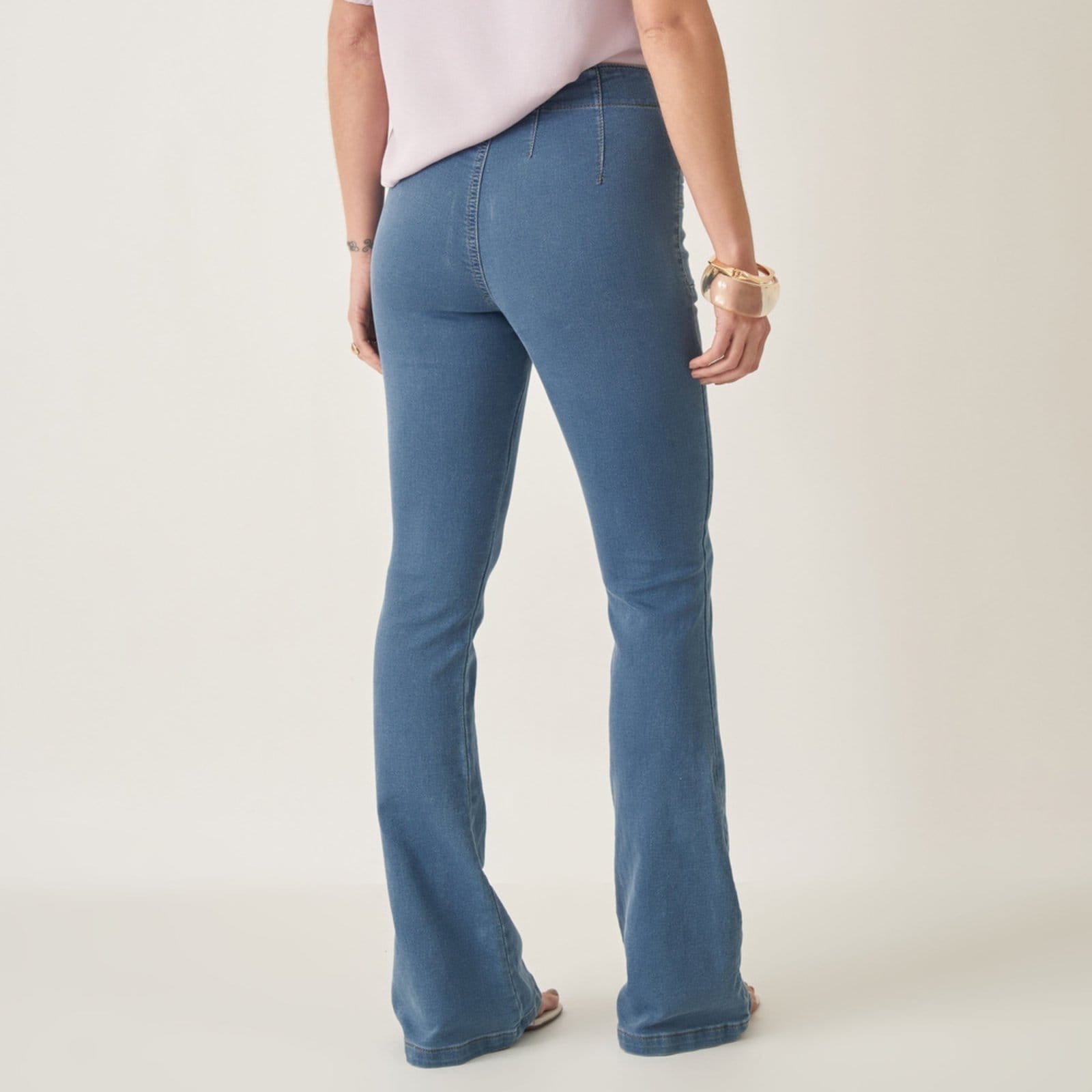 Vista 2 Calça Flare Jeans Cintura Alta com Pences Bloom azul
