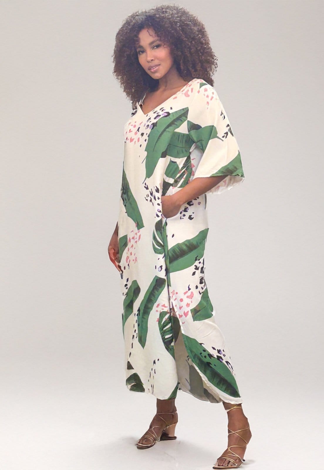 Vista 2 Vestido Cabanafree Midi Abapã Plano com Bolso Estampa Folhagem Poética Cabanafree estampado/off-white/preto