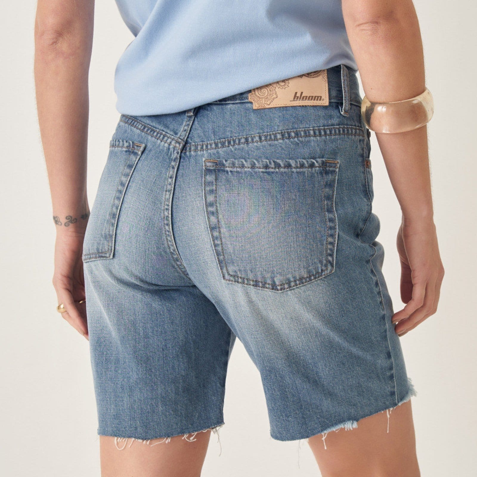 Vista 2 Bermuda Reta com Barra Desfeita Bloom jeans