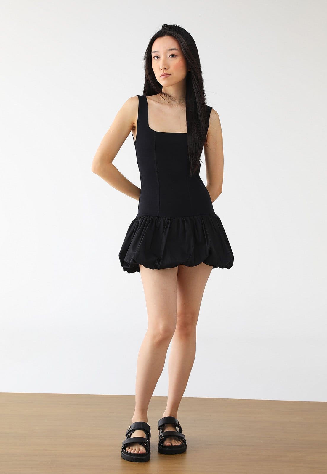 Vista 2 Vestido FARM Curto Balone FARM preto