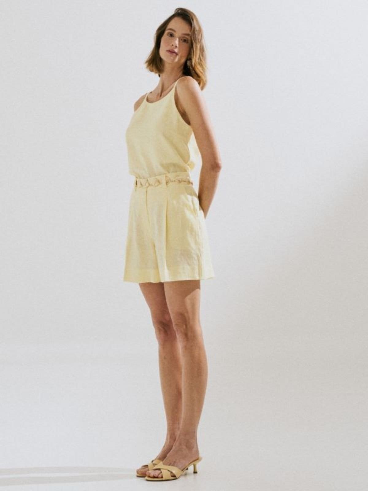 Vista 2 Shorts Via Lessa Milos em Linho Manteiga Via Lessa amarelo