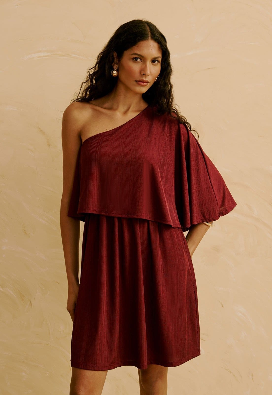 Vista principal Vestido Curto Liso Um Ombro Só CaCay vermelho