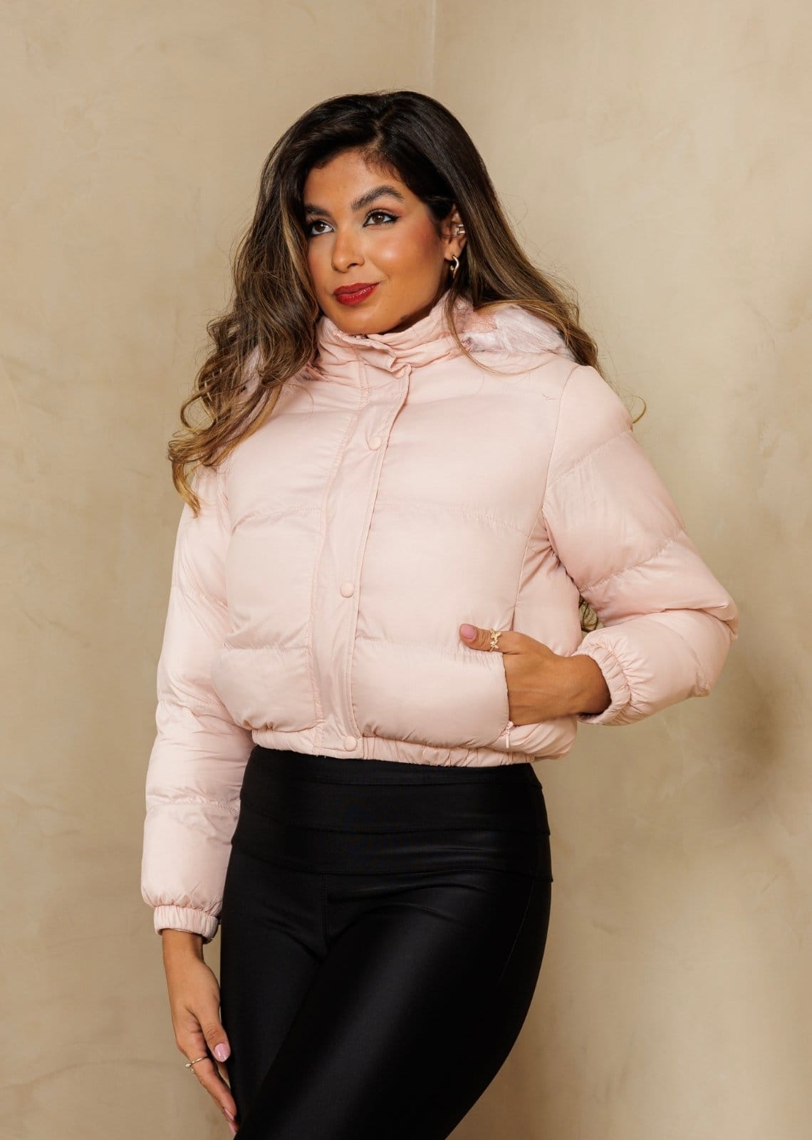 Vista 2 Jaqueta Bomber Puffer Gola Alta Forrada Capuz Removível Cazia Cia do Vestido rosa