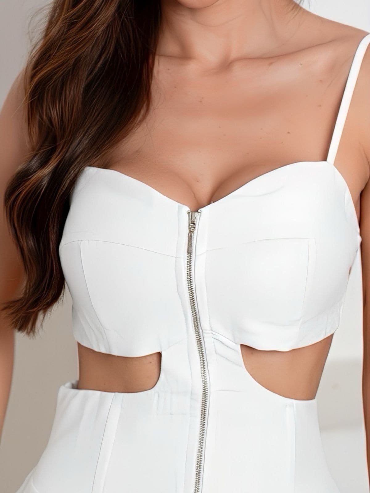 Vista 2 Macacão Curto Feminino Cut Out Zíper na Frente TROPICAL FASHION branco