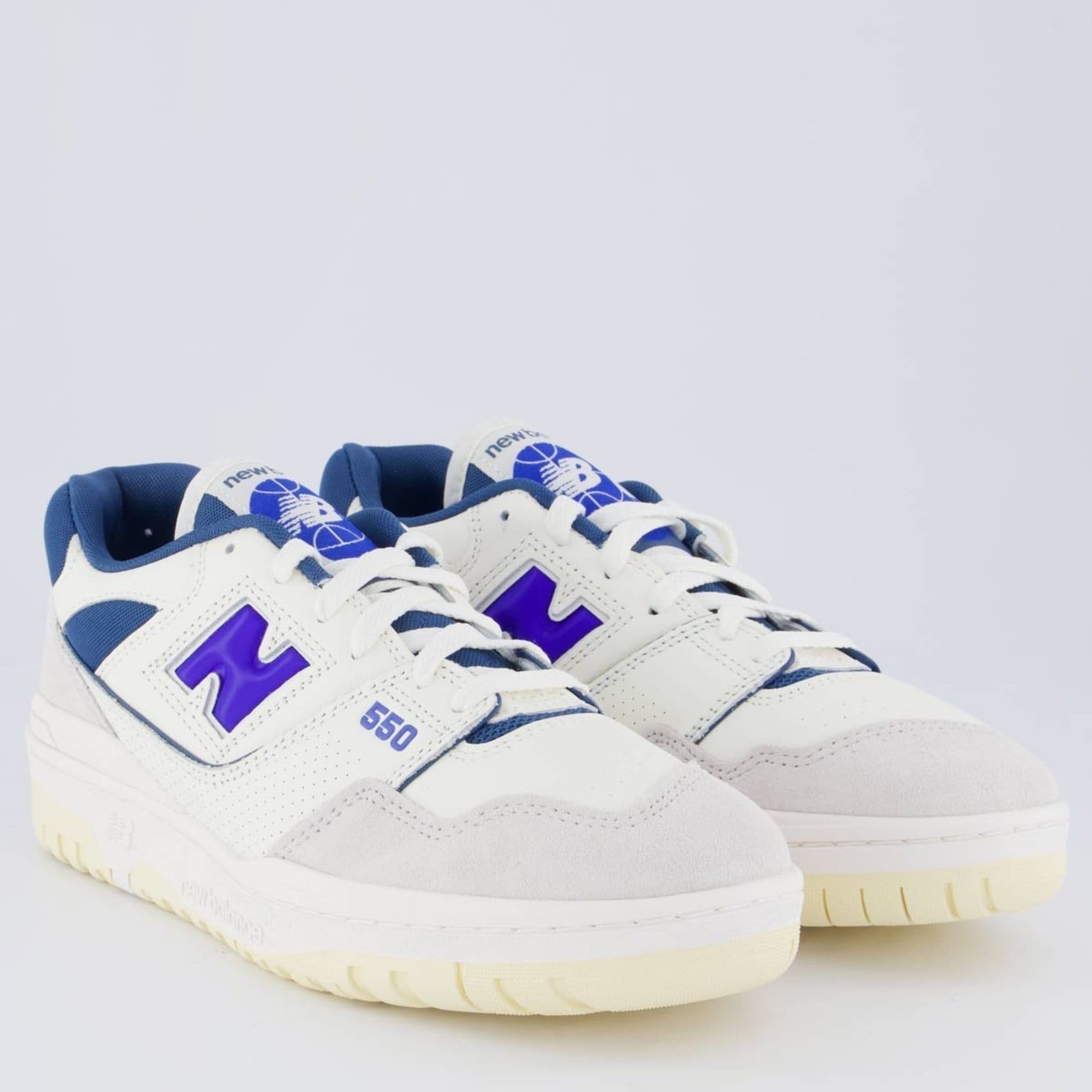 Vista 2 Tênis New Balance 550 Off White e Azul New Balance branco white