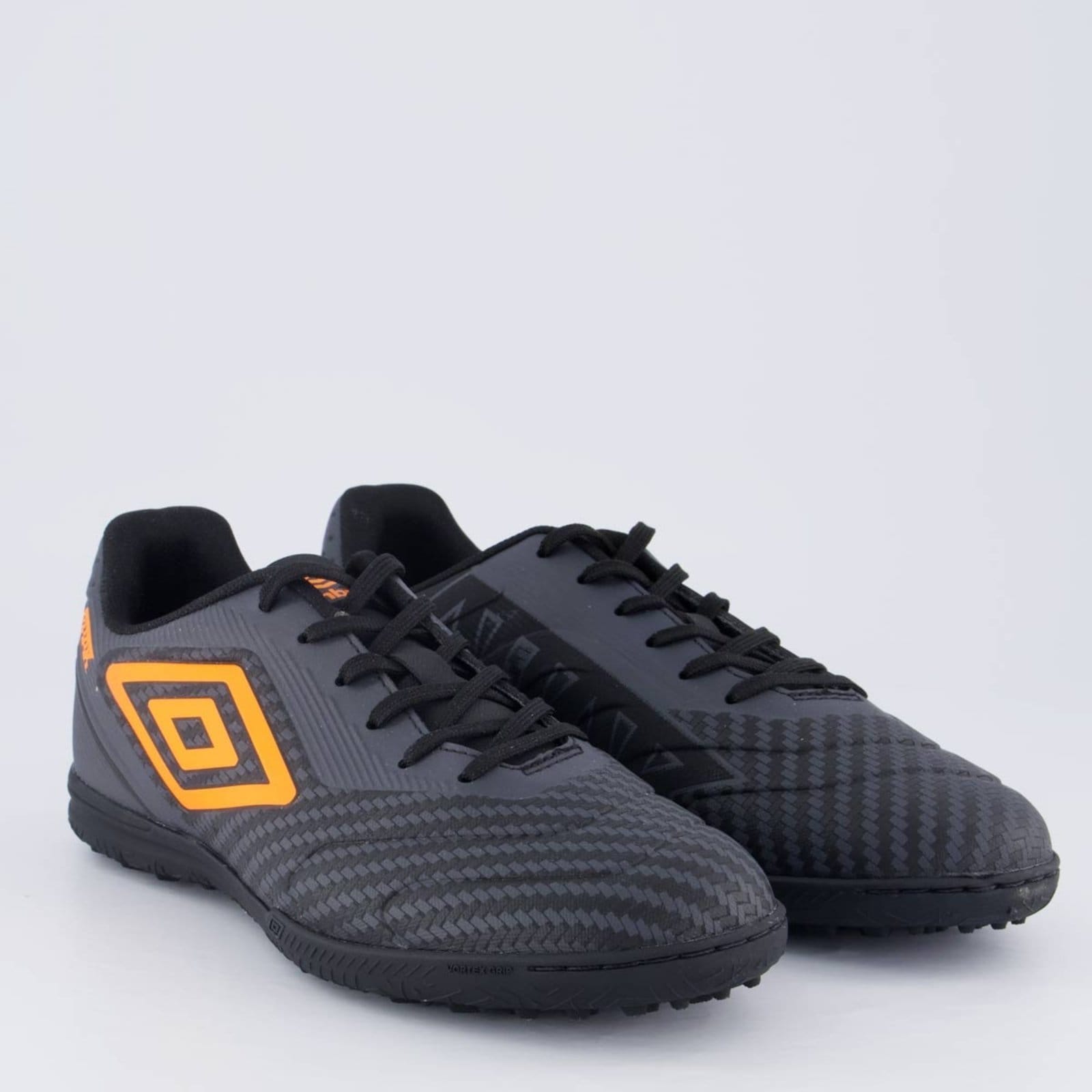 Vista 2 Chuteira Umbro Attak III Society Preta e Laranja Umbro preto