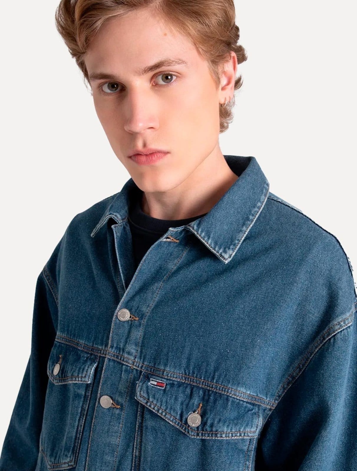 Vista 2 Jaqueta Tommy Jeans Masculina Ryan Trucker Denim Azul édio Tommy Jeans azul denim