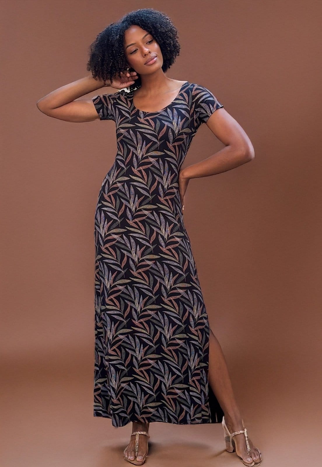 Vista principal Vestido Longo Malha Gola Canoa Manga Curta Estampa Folhagem Cabanafree estampado/preto