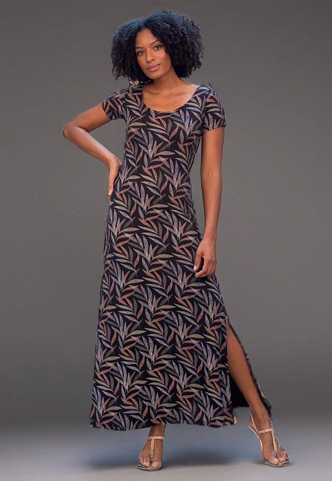 Vista 2 Vestido Longo Malha Gola Canoa Manga Curta Estampa Folhagem Cabanafree estampado/preto