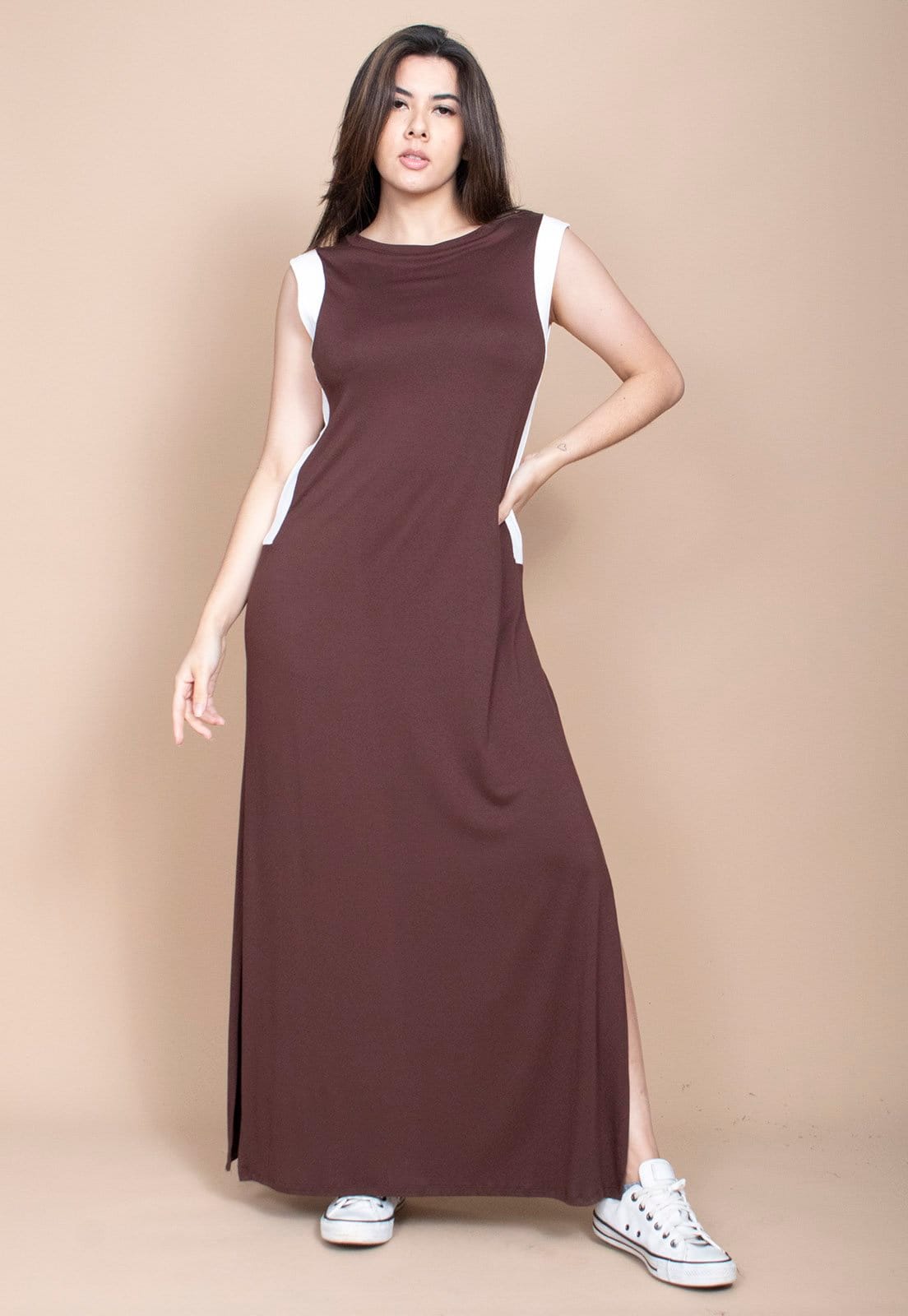 Vista 2 Vestido Cabanafree Longo Malha Marrom com Detalhes Cabanafree branco