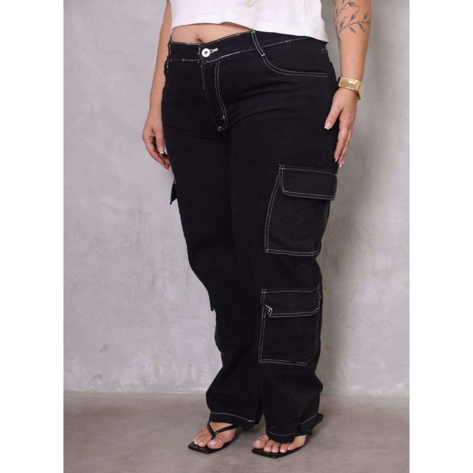 Vista principal Calça Cargo Feminina Plus Size Preta Sarja com Costura Branca Alleppo Jeans 4 Bolsos Laterais Alleppo Jeans preto