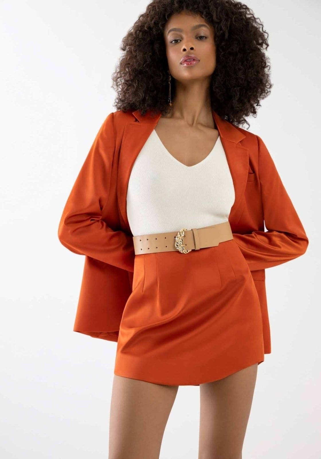 Vista 2 Saia em Tecido Acetinado com Barra Arredondada Lez a Lez laranja