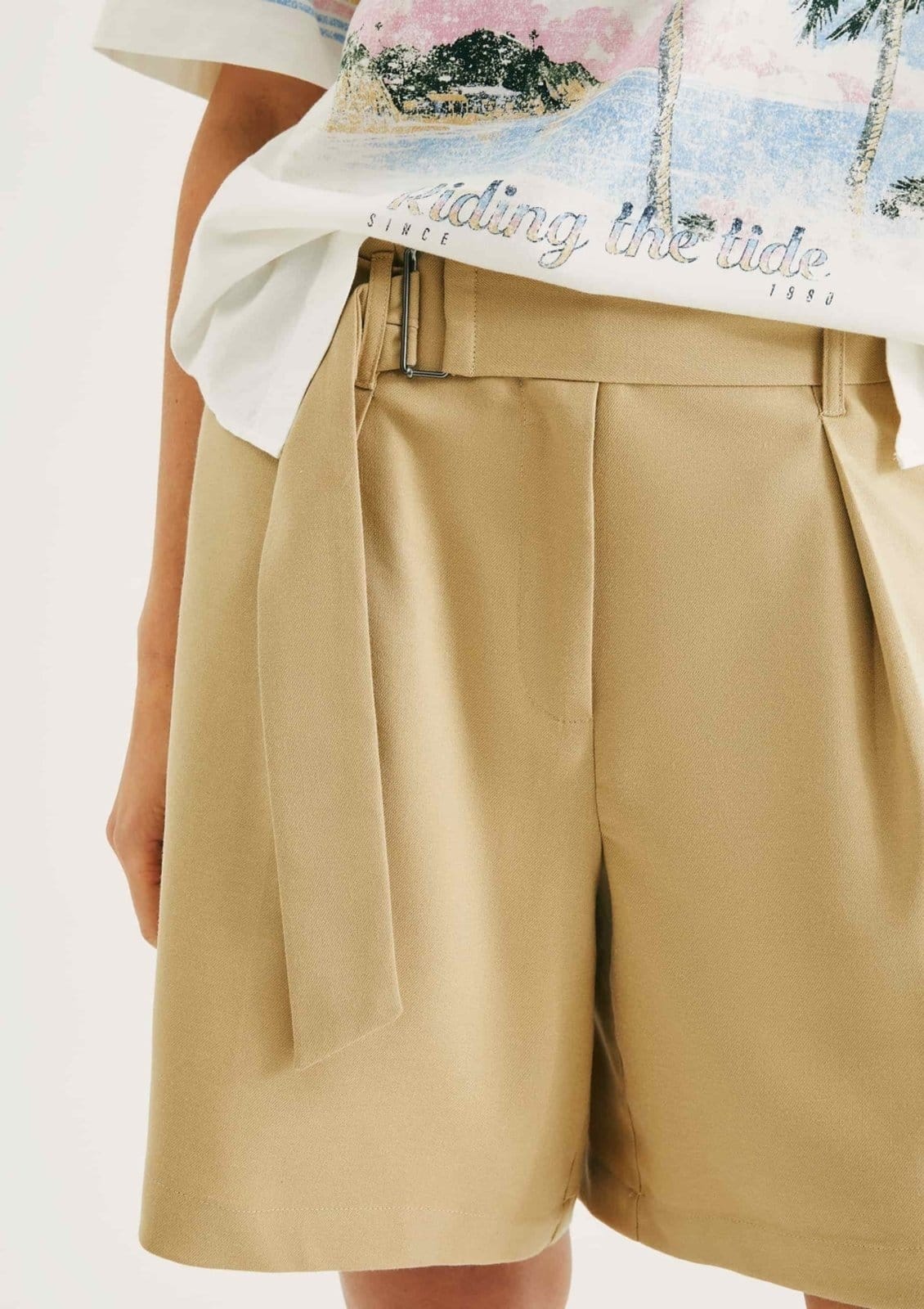 Vista 2 Bermuda Feminina Evasê Em Alfaiataria Hering bege