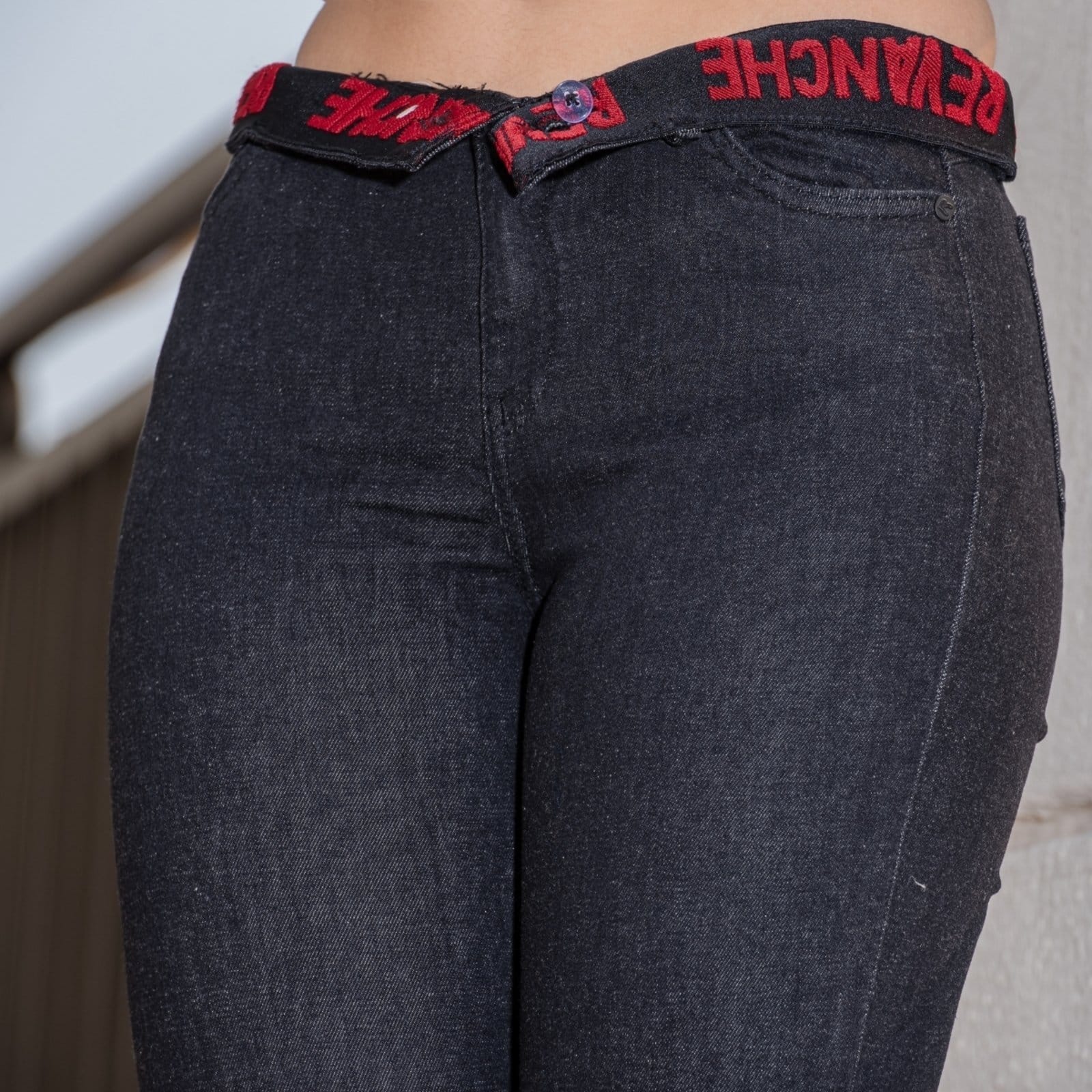 Vista 2 Calça jeans black modeladora com elástico personalizado feminina Revanche Aimorés Revanche unico black