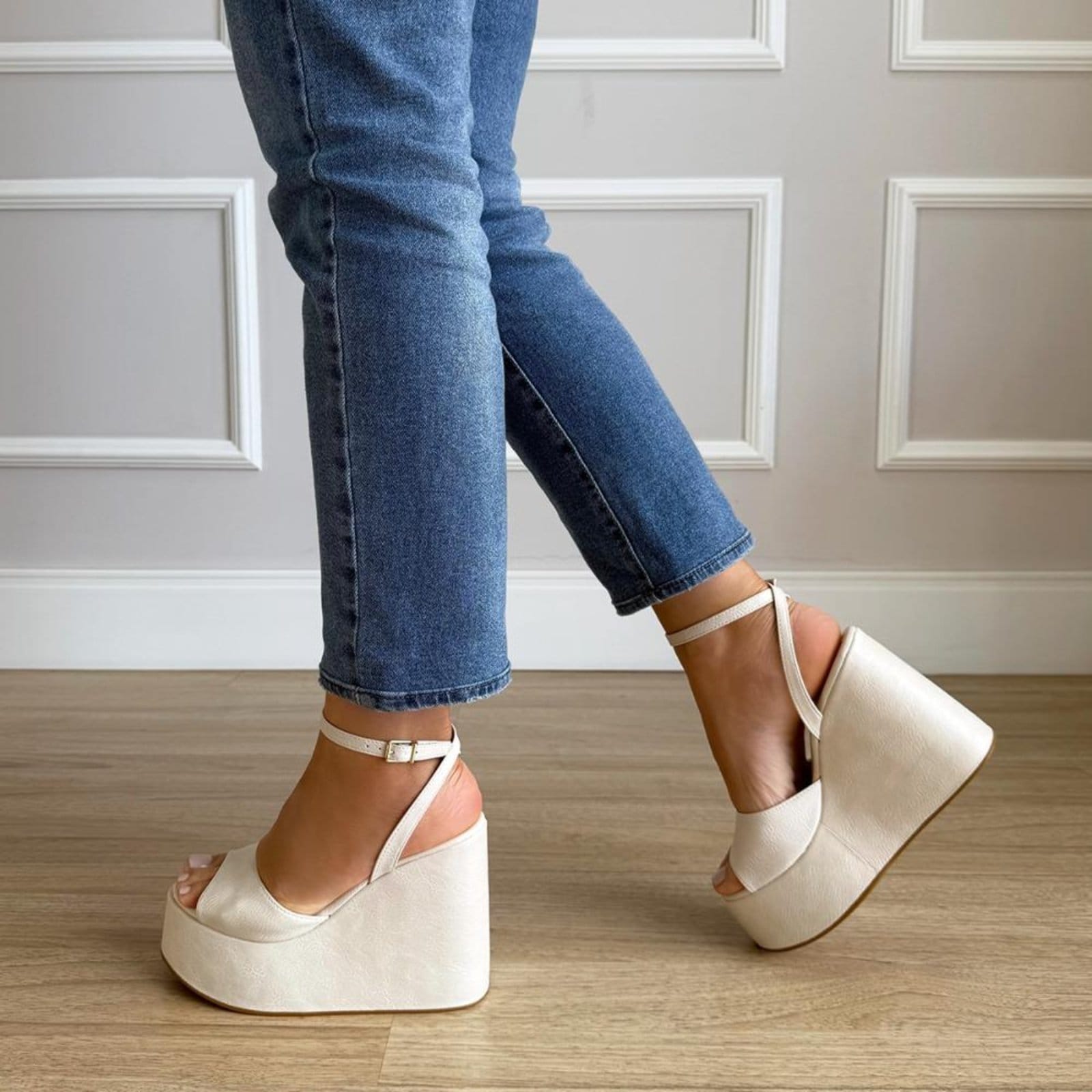 Vista 2 Agatha - Sandália Plataforma Anabela Off White com Tira no Tornozelo Off-white Damannu Shoes off-white white