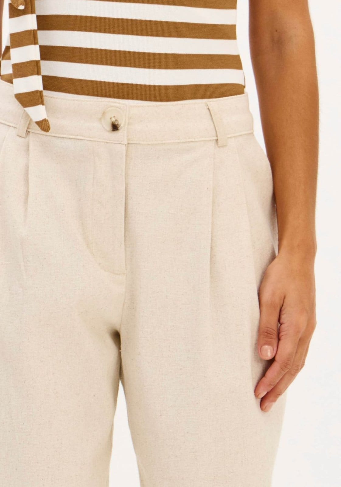 Vista 2 Calça Carrot Com Linho Cintura édia My Favorite Things bege