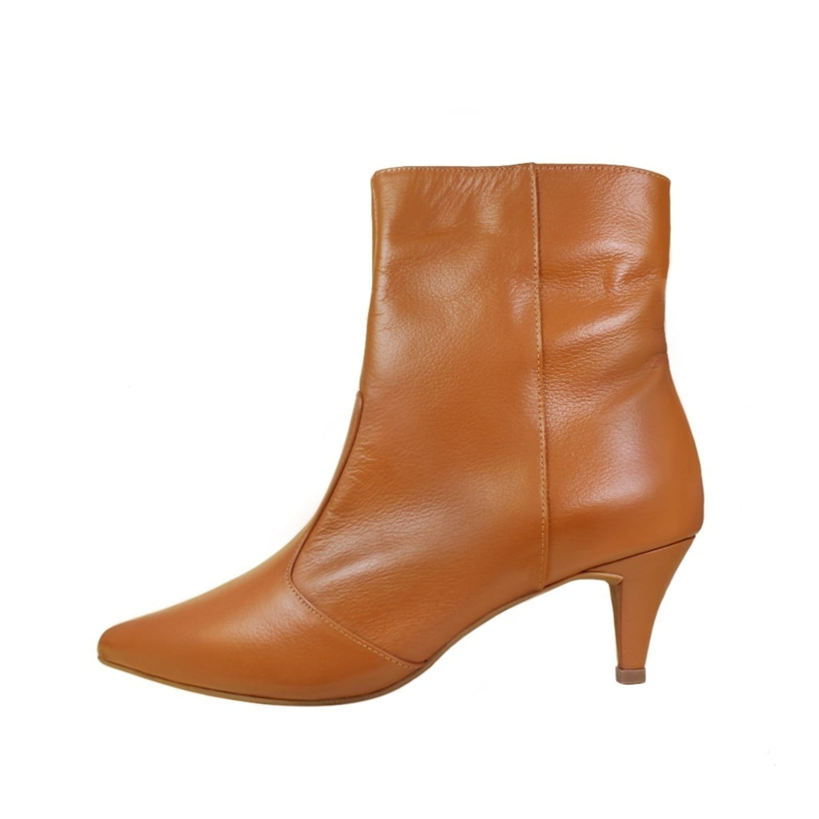 Vista 2 Bota Salto Baixo Fino Cano Curto Bico Fino Luiza Sobreira Mod. 2156 Luiza Sobreira caramelo