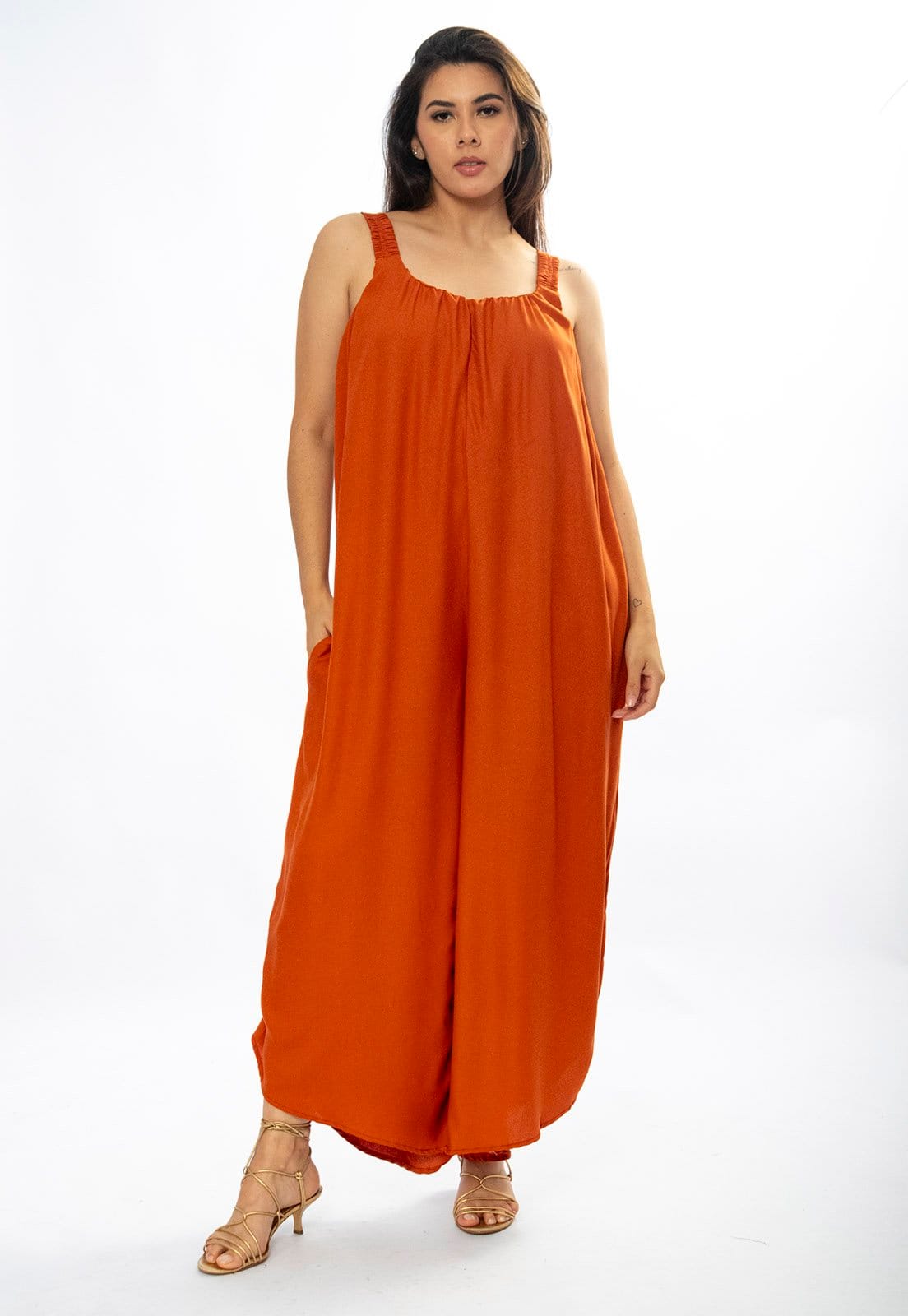 Vista 2 Macacão AmazoniaVital Saruel Viscose Alça com Elástico Terracota Amazonia Vital laranja