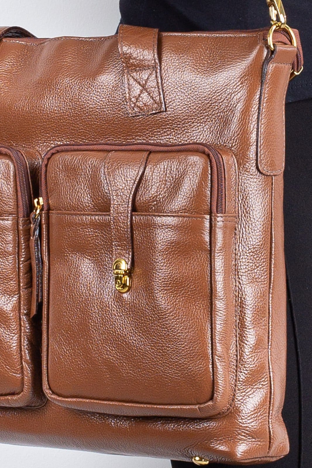 Vista 2 Bolsa Andrea Vinci Para Notebook De Couro Liso Jaque - Whisky Andrea Vinci vermelho