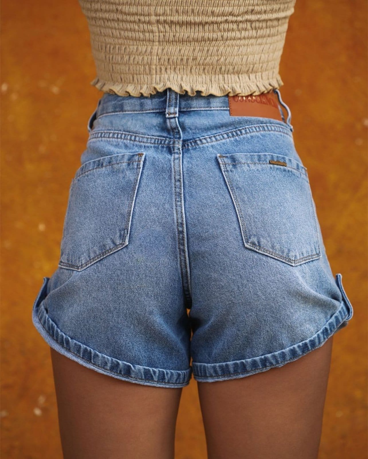 Vista 2 Shorts Mom Feminino Cintura Alta Barra Dobrada 24276 Sky Claro Consciência jeans