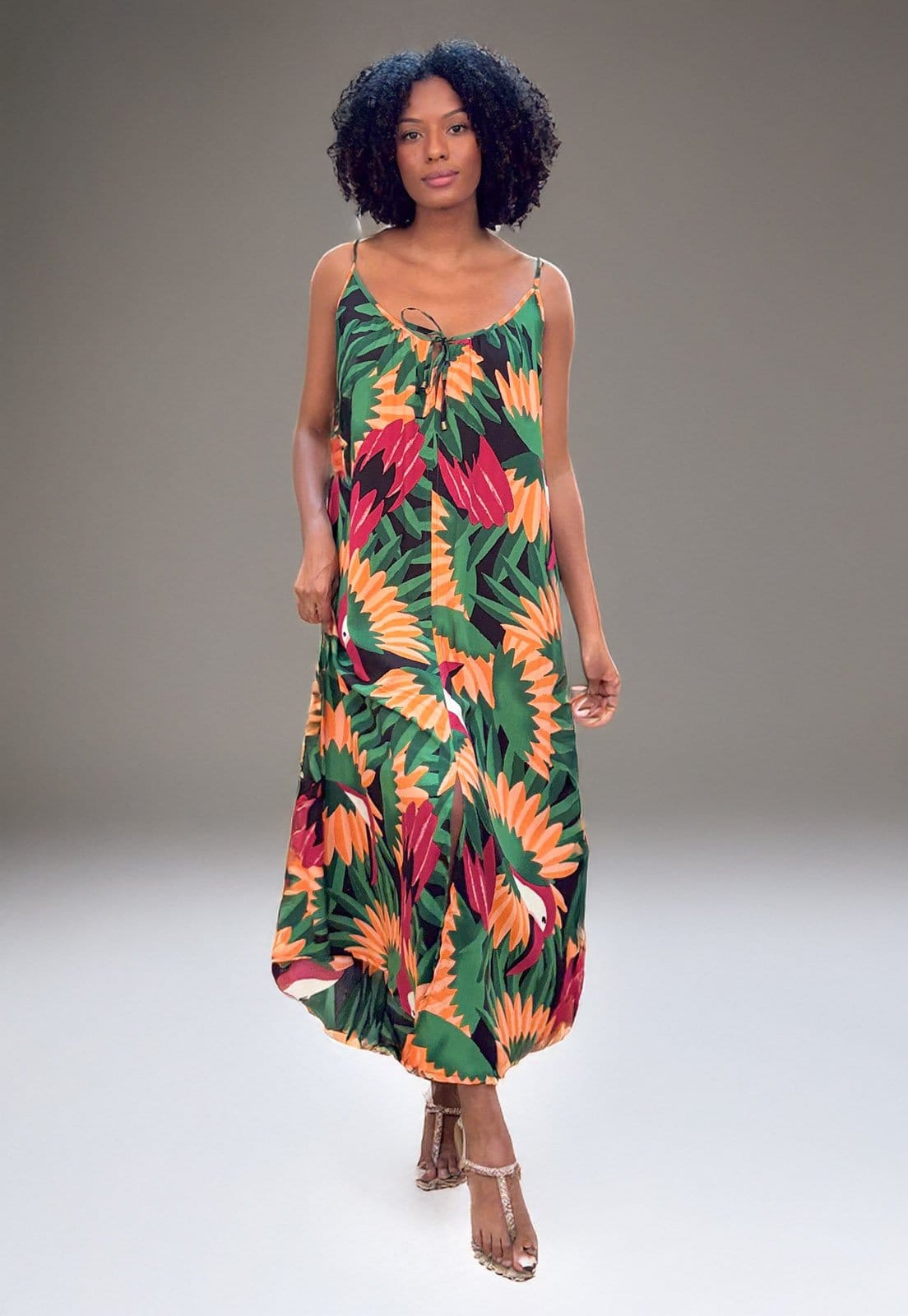 Vista 2 Vestido Longo Caçuá Viscose Alça Fina Estampa Festa dos Tucanos Amazonia Vital amarelo/estampado/verde/vermelho