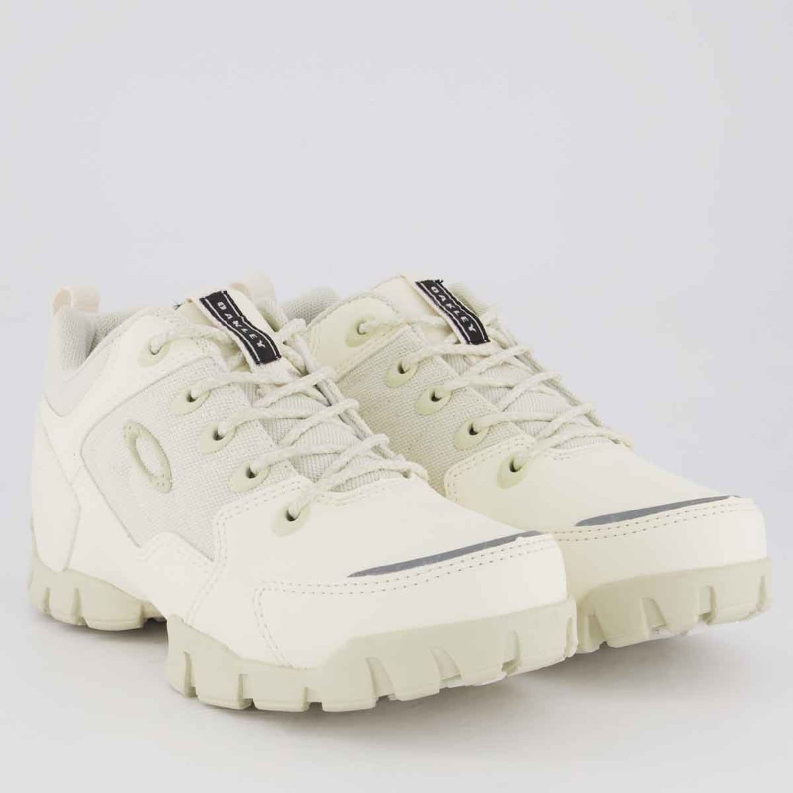 Vista 2 Tênis Oakley Halftrack Low II e Bege Oakley branco