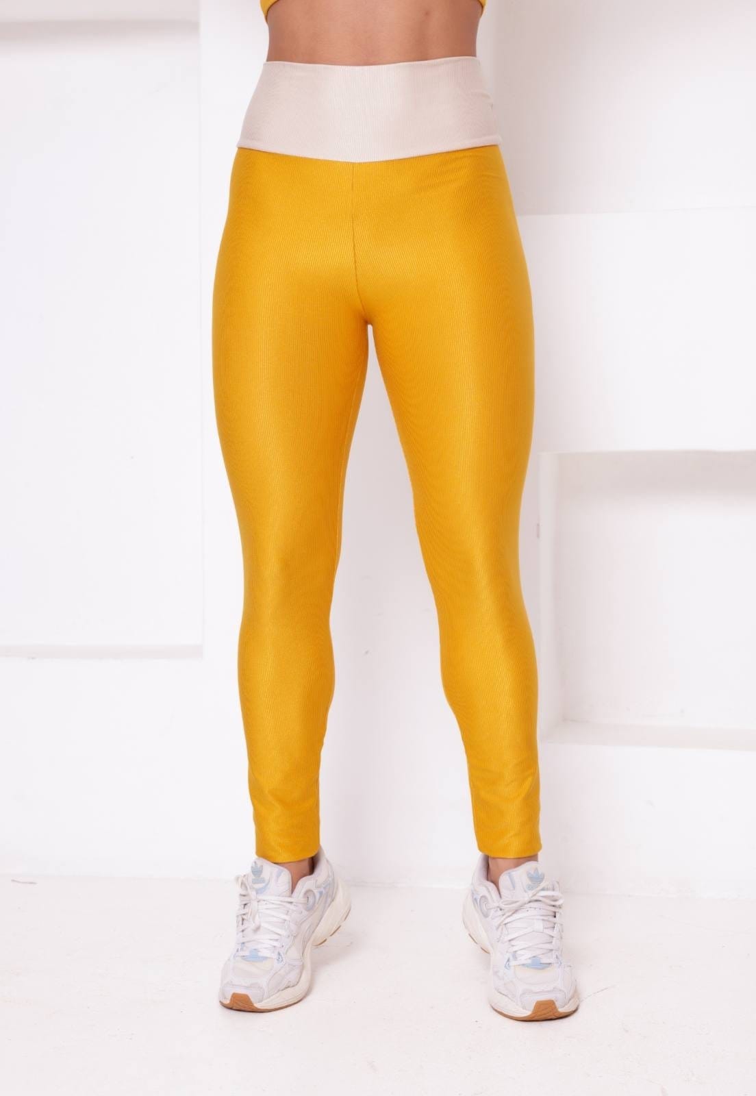 Vista 2 Conjunto Fitness Feminino CCW CENTRAL Top e Calça Legging Confortável Com Branco CCW CENTRAL CAPITAL WEAR amarelo